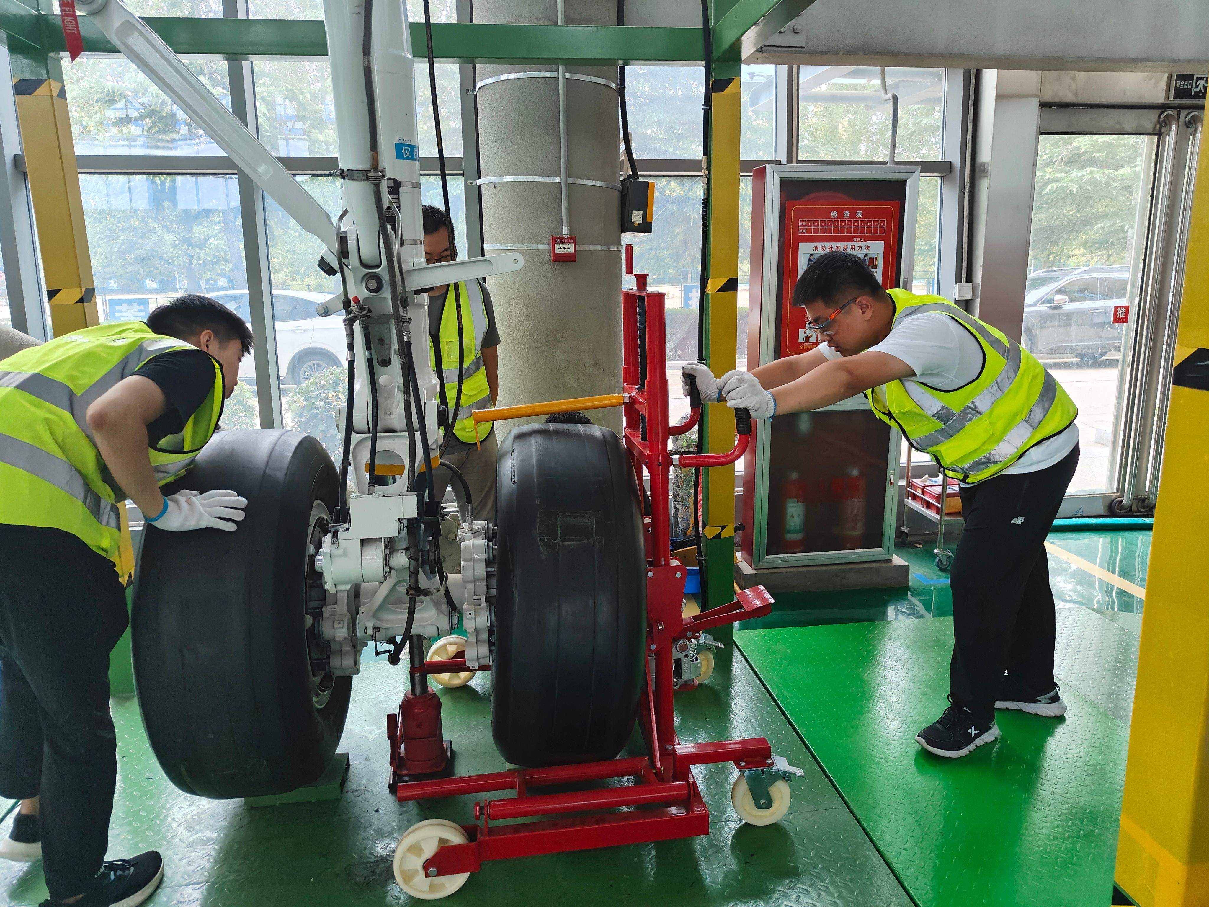CCAR-147永利集团飞机维修执照培训机构学生实训2